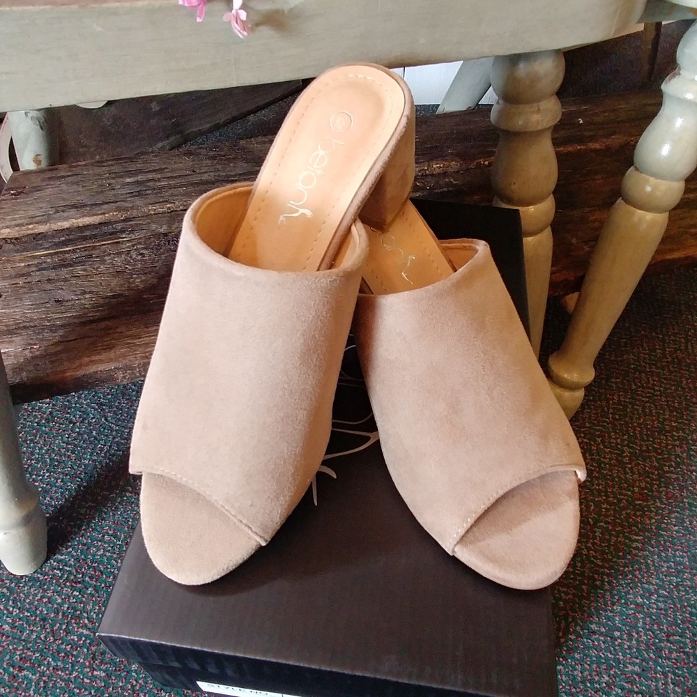 SOLD OUT Betani "Irene" Chunk-Heel Shoe